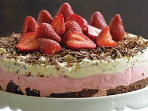 كعكة مثلجات الفراولة والشوكولاتة
