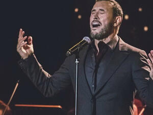 A fan jumped on stage during Al Qaysars last concert in Ehden Source kadimalsahirofficial Instagram