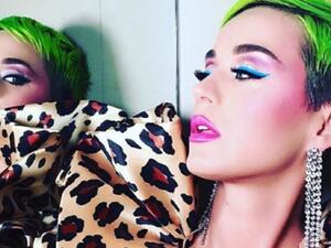 Katy Perry Poses for a selfie in the mirror. (Instagrm/ Katy Perry)