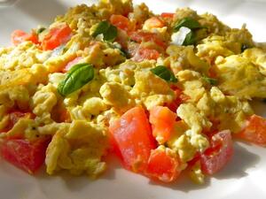 طبق البيض بالأعشاب