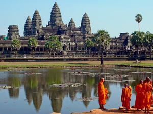 Buddhist monks in front of the Angkor Wat (Shutterstock)	
