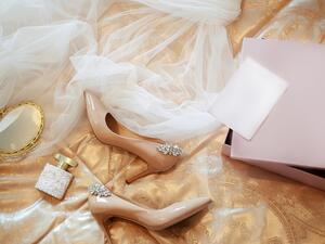 تحضير الملابس يجب أن يكون بفترة كبيرة قبل الزواج حتى يتسنى لكِ تحضير كل الأغراض المختلفة لزواجِك