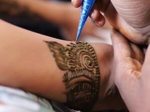 إذا رأى الرجل أن أطراف أصابعه عليها حناء فهذا دليل على كثرة تسبيحه واستغفاره وذكره لله