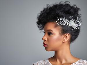 لمسات الهايلايتر اللامعة سوف تزيد وجهك جمالا حتى إن اعتمدت على ألوان فاقعة