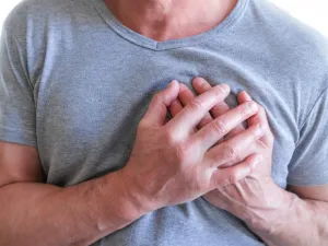 ينتج تشنج العضلات الصدرية عن الإصابات الرياضية التي تنجم عن التعب العضلي أو الحركات المتكررة