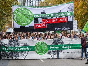 Participants of a Fridays for Future demonstration walk with protest signs and banners through Frankfurt on September 13, 2019. On the occasion of the International Auto Show (IAA), demonstrations will be held for sustainable mobility. (Lennart Stock / dpa / AFP)