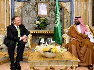 US Secretary of State Mike Pompeo (L) takes part in a meeting with Saudi Arabia's Crown Prince Mohammed bin Salman in Jeddah, Saudi Arabia on September 18, 2019. (MANDEL NGAN / POOL / AFP)