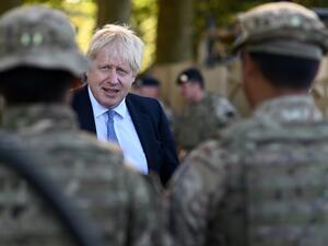 Britain's Prime Minister Boris Johnson (C) chats to Ghurkas during a visit to military personnel on Salisbury plain training area near Salisbury, southwest England on September 19, 2019. (Ben STANSALL / AFP / POOL)