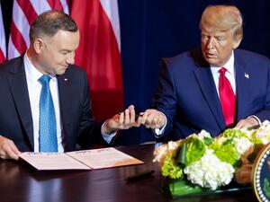 US President Donald Trump (R) and Polish President Andrzej Duda sign a Defense agreement prior to a meeting on the sidelines of the UN General Assembly in New York, September 23, 2019. SAUL LOEB / AFP