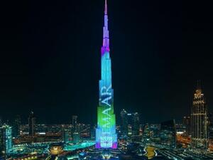 يتألق البرج الأيقوني مع عرضي LED آسرين يُقدمان يومياً من الساعة 7:45 إلى 10:45 مساءً، حيث يتناوبان ضمن تلك الفترة كل نصف ساعة في أيام العطل الأسبوعية (الخميس والجمعة والسبت)، وكل ساعة في أيام الأسبوع.