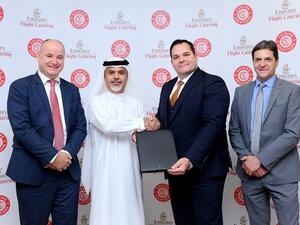 سعيد محمد، الرئيس التنفيذي لشركة الإمارات لتموين الطائرات، وفيليب هاسيلمان، الرئيس والمدير التنفيذي لشركة كوزين سوليوشينز يوقعان اتفاقية المشروع المشترك.