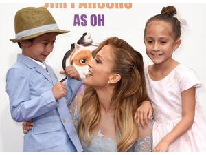 Jennifer Lopez with Twins 11-year-old twins Emme and Max (Twitter)