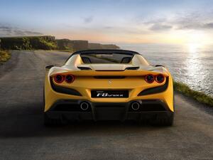 فيراري إف 8 سبايدر