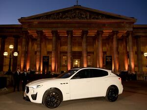 مازيراتي ليفانتي سائق الشخصيات البارزة في أزياء للإغاثة في المتحف البريطاني في 14 سبتمبر 2019 في لندن ، إنجلترا