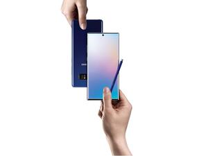 يتميز هاتف سامسونج الجديد بشاشة سينمائية لا متناهية تمتد من حافة الجهاز إلى الحافة الأخرى بدون حواف للإطار تقريباً، في حين أن الجزء المخصص للكاميرا الأمامية في شاشة العرض صغير ومركز للحصول على تصميم أكثر توازناً.