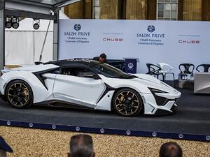 قُدّمت سيارة Fenyr SuperSport باللون الأبيض القطبي مع لمسات ذهبية وجذبت الحشود بفضل خطوطها الديناميكية، وتصميمها الخارجي المستقبلي المصنوع من الكربون