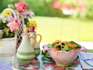 سلطة الأفوكادو مع الجبنة والمانجو