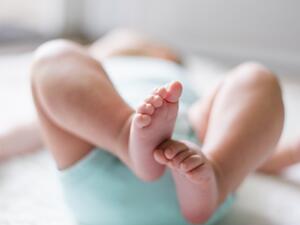 ماذا تفعلين إذا سقط طفلك عن السرير؟