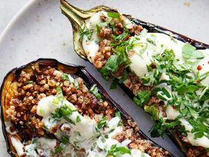 الباذنجان المشوي مع صلصة الاعشاب