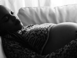 دراسة: النوم على الجانب الأيسر أثناء الحمل 