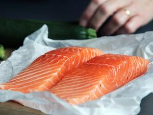 سلمون مشوي بالبرتقال