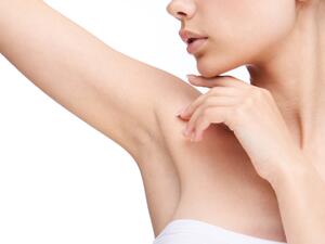 من بين أكثر المشاكل التي تصيب منطقة الإبط هي نقص الترطيب الذي يسبب الحكة والتهيج