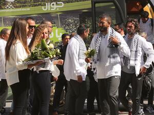تذكير حماس بالزيارات المكوكية للدبلوماسي القطري محمد العمادي الذي ينقل الاموال الى الحركة