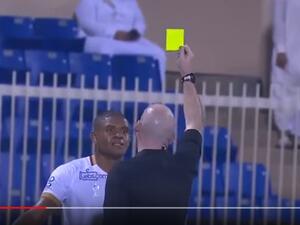 قام محترف نادي الوحدة “أنسیلمو” بركل الكرة تجاه الجماھیر لتستقر عند سید