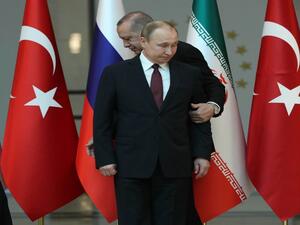 ويريد إردوغان أن يعيد جزءاً كبيراً من 3,6 ملايين لاجئ سوري موجودين في تركيا إلى تلك المنطقة.