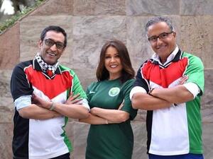 ‫الاعلامية في قناة العربية " ميسون عزام "ترتدي قميص المنتخب السعودي تتوسط الاعلاميين ,الفلسطيني محمد ابو عبيد والسعودي خالد مدخلي واللذين ارتديا قميص منتخبنا الوطني في بادرة ترحيبية بالاخضر السعودي 