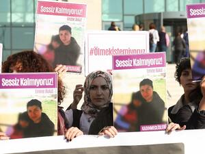 Women hold placards of Emine Bulut, who was killed by her husband, as they gather outside the Kırıkkale court house for the first hearing in the central Anatolian city of Kirikkale on October 9, 2019.  (AFP/ File Photo)
