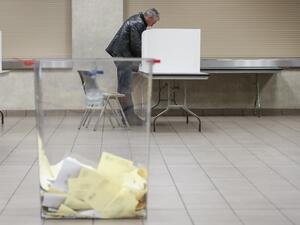 Polish nationals cast their ballots on October 12, 2019, in Chicago, Illinois, one day before parliamentary elections in Poland. KAMIL KRZACZYNSKI / AFP