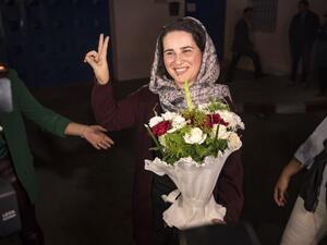 Moroccan journalist Hajar Raissouni (R) flashes the victory sign upon leaving a prison in Sale near the capital Rabat on October 16, 2019. (AFP/ File Photo)