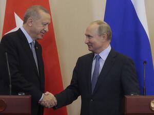 Russian President Vladimir Putin (R) and his Turkish counterpart Recep Tayyip Erdogan shake hands during a joint press conference following their talks in the Black sea resort of Sochi on October 22, 2019. (Sergei CHIRIKOV / POOL / AFP)