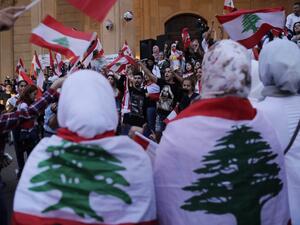 Lebanese protesters gather in front of Mohammed al-Amin mosque during an anti-government demonstration in the capital Beirut's downtown district's Martyr's Square on October 26, 2019. (ANWAR AMRO / AFP)