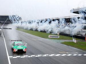 نيكو مولر يتغلب على مايك روكينفيلر ورينيه راست على مضمار السباق الزلق 