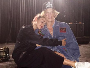 Miley and Cody were snapped smooching during a cozy lunch date at health food restaurant Backyard Bowls in Los Angeles. (Twitter)
