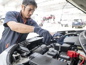 تفقد بطاريات السيارات كفاءتها مع مرور الزمن، ويسرّع الطقس الحار من هذه العملية، لكن إجراءات وقائية بسيطة ستطيل من حياة بطارية السيارة وتحافظ على كفاءتها إلى أطول وقت ممكن.