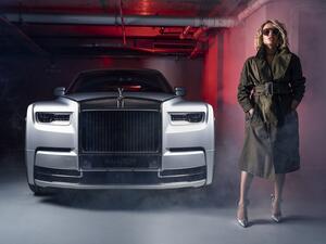 دخول سيارة فانتوم من بابيها اللذين يفتحان بشكل معاكس فيُعد بذاته حدثاً كبيراً ولاسيما بالنسبة لأصحاب السيارة الذين يقررون استلام القيادة والجلوس خلف المقود عوضاً عن تكليف سائق.