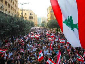 Lebanese demonstrators take part in a protest against dire economic conditions in Lebanon's southern city of Sidon on October 21, 2019. (IBRAHIM AMRO / AFP)