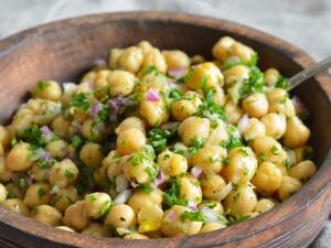 سلطة الحمص والبصل الأحمر