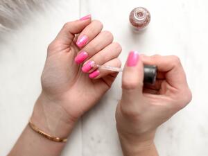 ما تفسير رؤية طلاء الأظافر في المنام؟