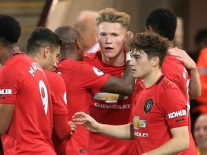 لاعبو يونايتد يحتفلون بهدف ماكتوميناي (وسط)