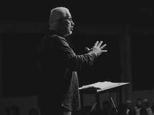 ما تفسير الحلم بأنك تخطب في الجماهير؟