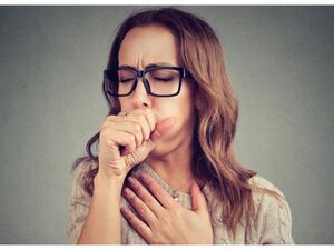 تحدث العدوى عن طريق انتقال الجرثومة في الهواء بين البشر انتشار قطرات اللعاب الملوث أثناء السعال