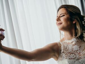  لا تختاري أكثر من عطر واحد لتعطير جسمك