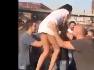 سيدتان تتضاربان بالأيدي بينما تصعد ثالثة على سيارة للمشاركة بالإشكال