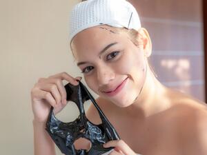 قناع الفحم النباتي له تأثير رائع حيث إنه يمتص الشوائب وينظف الوجه ويمنحه الصفاء واللمعان الطبيعي