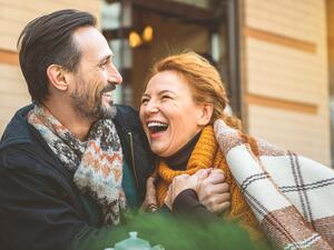 لا يملك ملكة التعبير عن مشاعره بالألفاظ الرقيقة وبجانب واقعيته الشديدة فهو حبيب عنيد