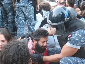  المتظاهر يوسف فاضل في بيروت "أؤكد أننا نطالب بحكومة تكنوقراط.. نحن بحاجة إلى دم جديد".